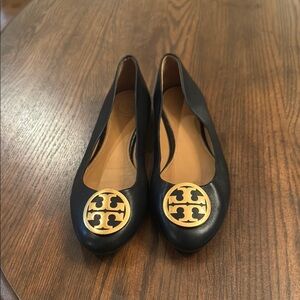 Tory Burch Benton Black ballet flats with Gold Emblem. Size 7